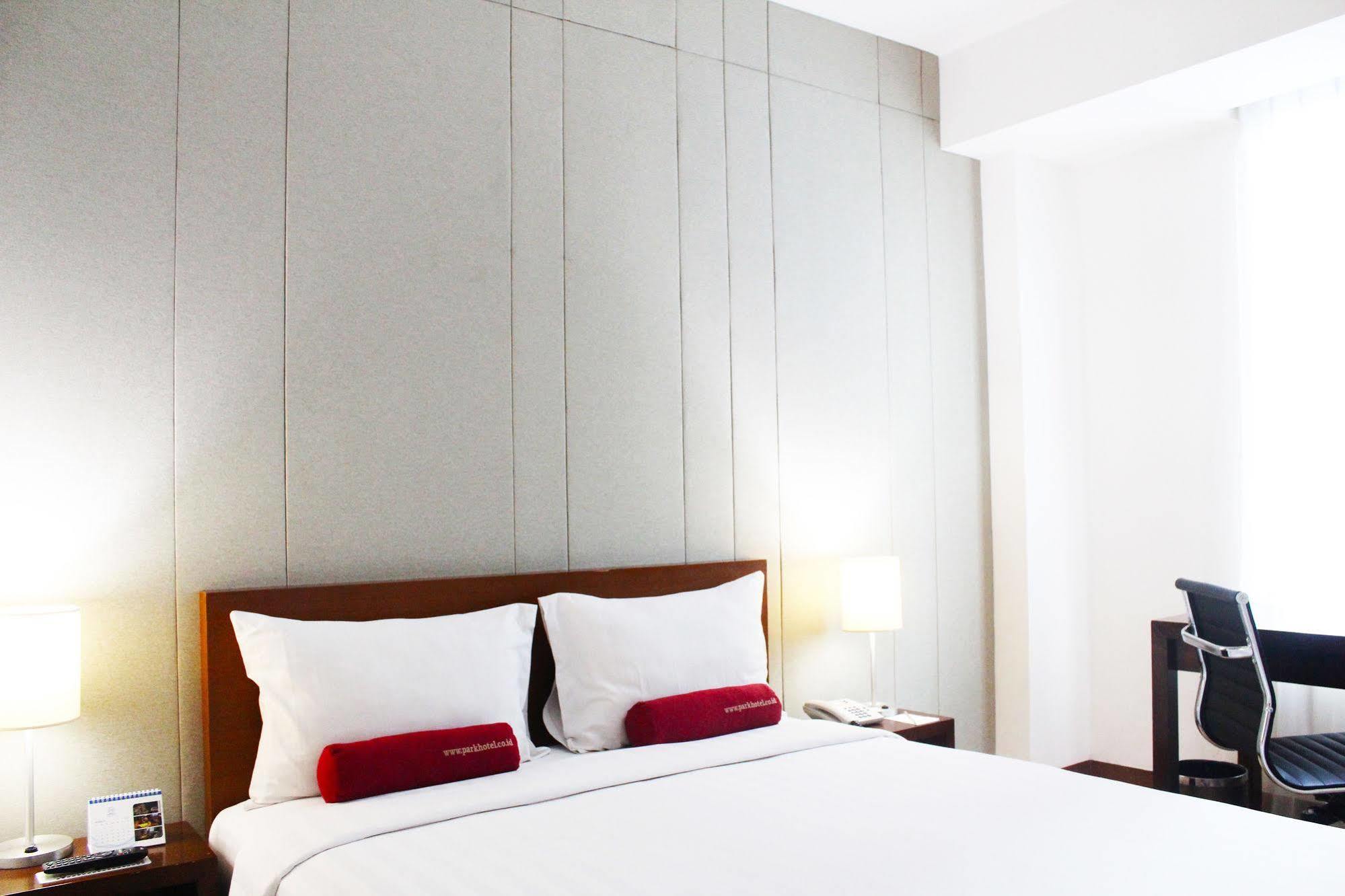 Park Hotel Cawang Джакарта Экстерьер фото