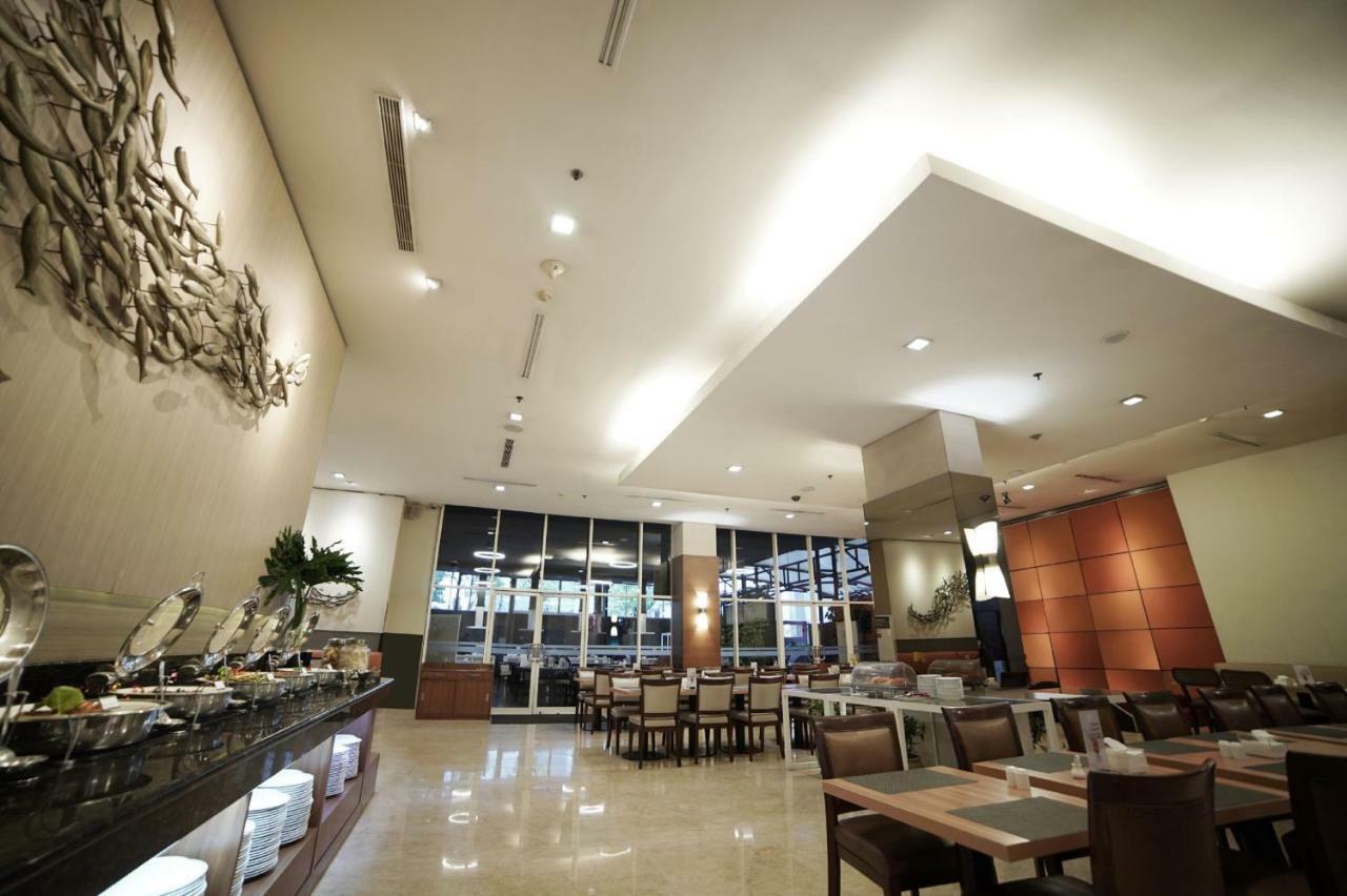 Park Hotel Cawang Джакарта Экстерьер фото