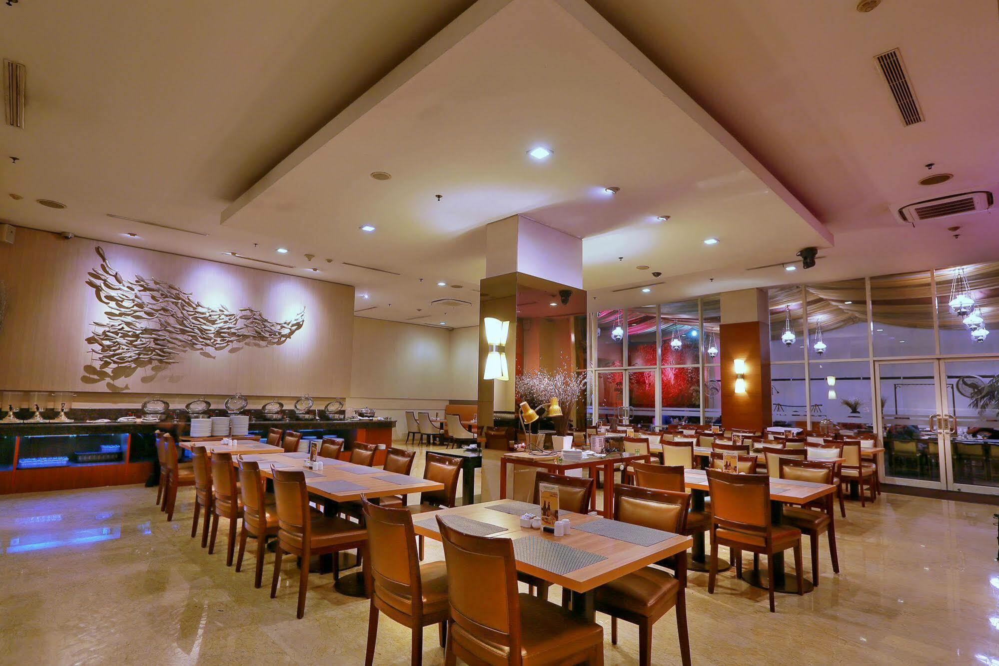 Park Hotel Cawang Джакарта Экстерьер фото